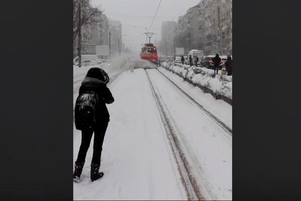 Video viral! Un plug pentru deszăpezire pune în pericol călătorii dintr-o stație de tramvai din București. Reacția RATB