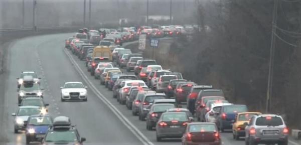 Trafic blocat complet pe DN1, din cauza unui stâlp prăbuşit la ieşire din Azuga spre Predeal. Intervine ISU Prahova