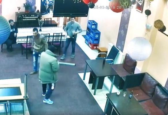 Imagini șocante într-un bar din Roman! Un polițist chemat să aplaneze un conflict se pupă cu unul dintre scandalagii (Video)