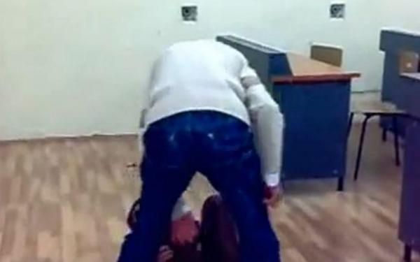 Elev din Bistriţa, stâlcit în bătaie din cauza unei fete. Băiatul a fost călcat în picioare de doi colegi mai mici, în timpul pauzei