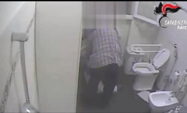 Bătrâni bătuți și legați de pat într-o casă de odihnă din Italia. O româncă și un italian au fost arestați (Video)
