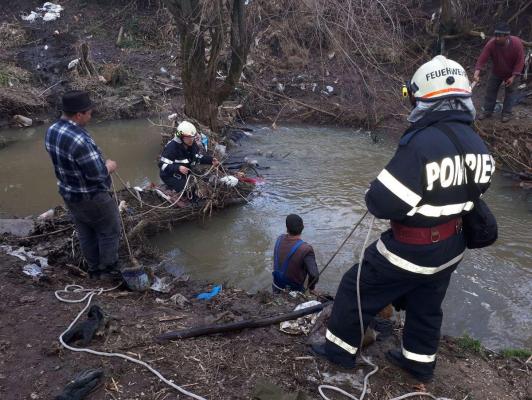 Copilul de 6 ani, pierdut de mama lui la Sibiu, găsit într-un pârâu. Pompierii încearcă să-l resusciteze