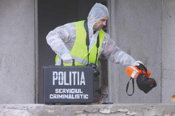 Crimă teribilă la Olt. Bărbat găsit cu gâtul tăiat în casă, poliţiştii au împânzit zona