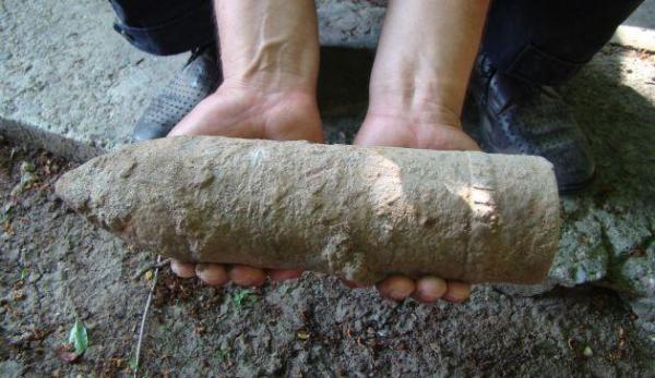 Un ieşean a găsit pe câmp o bombă, a adus-o acasă şi a lovit-o cu ciocanul, să vadă ce se întâmplă. Explozia i-a zburat mâinile