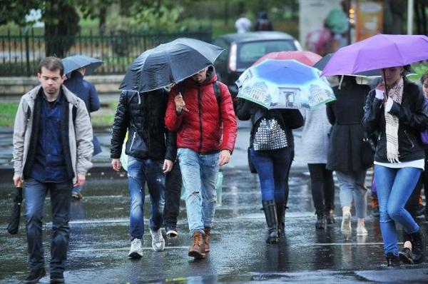 Prognoza meteo pentru 1, 2 şi 3 aprilie 2018 în Bucureşti. Ploaie, descărcări electrice, vânt puternic