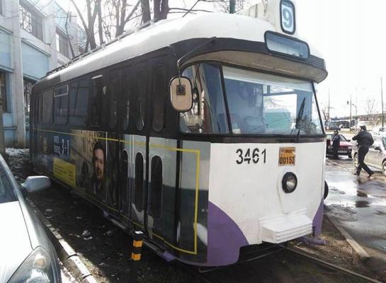 O tânără din Timişoara a fost înjunghiată de iubit într-un tramvai şi nimeni n-a sărit să o ajute (Foto)