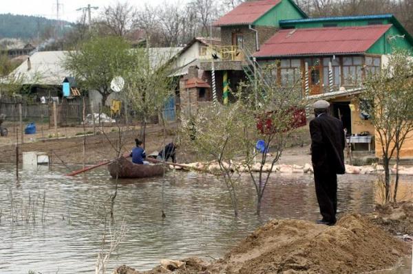 Pericol maxim de inundaţii în România. Cod galben în 16 zone din ţară, emis de hidrologi până mâine