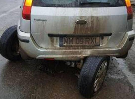 Un şofer din Maramureş şi-a rupt efectiv maşina în două într-un crater plin cu apă de pe şosea (Foto)