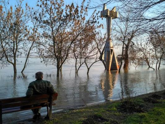 Dunărea a inundat un drum judeţean din Tulcea. Transportul oamenilor şi al mărfurilor se va face numai pe cale navală