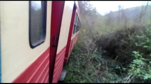 Tren cu zeci de călători deraiat în Caraş-Severin, din cauza alunecărilor de teren