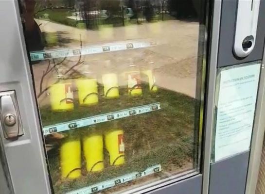 Tonomat cu lumânări şi tămâie la o biserică din judeţul Prahova: 'Aşteptăm dozatoarele de agheasmă' (Video)