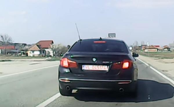 Poliţiştii au rămas şi ei surprinşi să descopere că la volanul BMW-ului din Vâlcea care şicana şoferi în trafic era o femeie (video)
