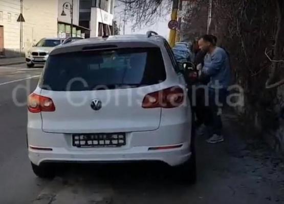 Incident șocant la Constanța! O șoferiță a lovit două mașini, rănind un copil de 7 luni, după care a fugit de la locul accidentului cu tot cu plăcuța de înmatriculare