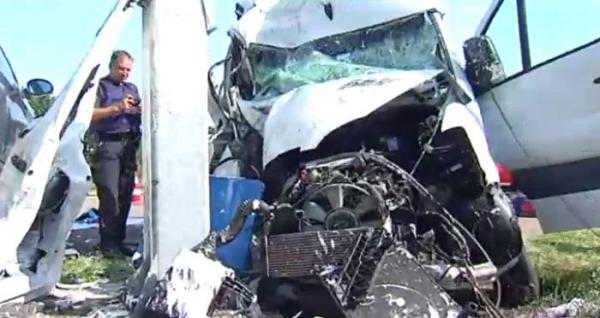 Accident teribil în Caransebeş! Sunt şase victime, între care doi copii, după ce o mașină a fost izbită violent de un microbuz