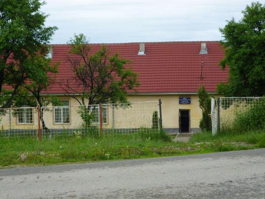 Doi elevi din Gorj, băieţi, au fost filmaţi în ipostaze scandaloase, intr-un depozit din curtea şcolii! Colegii au postat imaginile pe internet