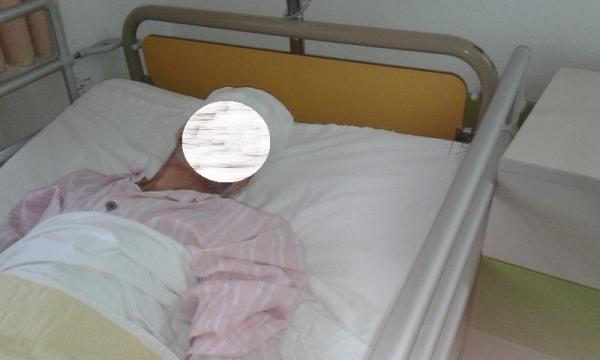 Încă un bătrân bătut crunt de două persoane. Plin de sânge, se ruga de oameni pe stradă, să-l ajute cineva (Video)