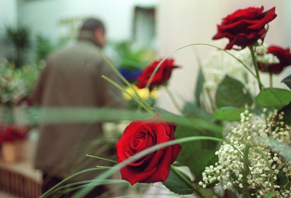 Cinci indivizi prinşi în Mureş după ce au încercat să spargă de trei ori o florărie