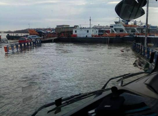 Situaţie gravă la Tulcea! Maşinile trec prin apă pentru a ajunge la Bac după ce Dunărea a depăşit cota de inundaţie (Foto)
