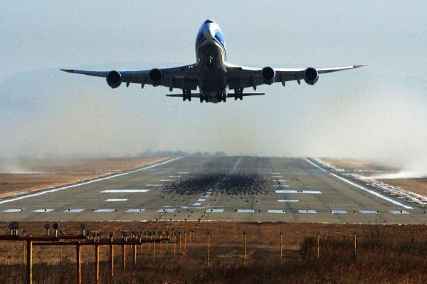 Aeroportul Otopeni din Capitală, explicaţii după ce o bucată de pistă s-ar fi desprins la decolarea unui Boeing 747