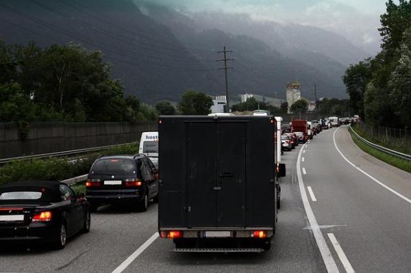 Trafic închis între Poiana Braşov şi Râşnov, în acest weekend. Apelul Poliţiei Rutiere către şoferii din zonă