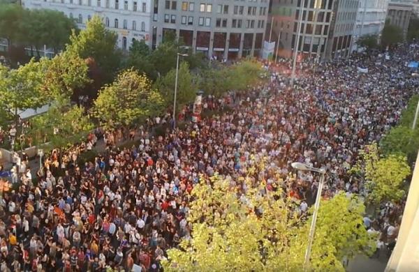Protest masiv la Budapesta împotriva regimului lui Viktor Orban. Peste 10.000 de oameni au ieșit în stradă (Video)