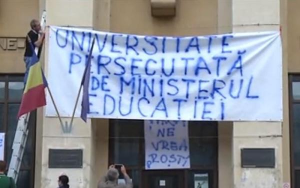 Rectorul Univesităţii Bucureşti, Mircea Dumitru spune că a fost certat pentru că respectă legea