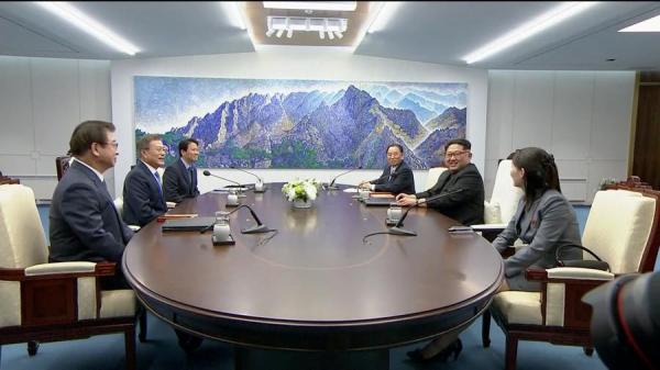 Moment istoric între Coreea de Nord şi Coreea de Sud! Dictatorul Kim Jong Un a trecut pe jos graniţa pentru a se întâlni cu Moon Jae-in
