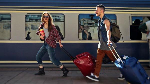 Gratuitate pe tren fără limită de vârstă! Începând de azi, studenţii, masteranzii şi doctoranzii pot merge gratis cu trenul, indiferent de vârstă
