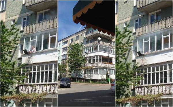 Bărbat filmat cum întoarce la mititei şi cârnaţi pe un grătar instalat pe balcon, la etajul 2 (Video)