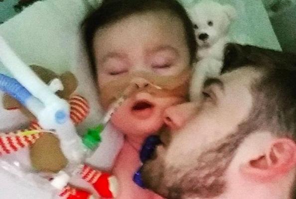 Alfie Evans a mai fost ţinut în viaţă 10 minute de tatăl său