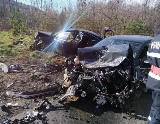 Impact devastator la Milcoiu! Un copil de 2 ani a murit, iar alți patru oameni sunt răniți după ce un șofer a făcut o depășire neregulamentară