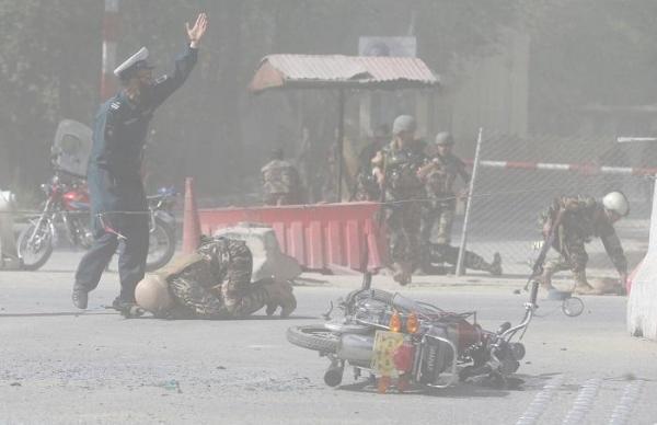 Cel puţin 20 de morţi, între care 4 jurnalişti, după două explozii sinucigaşe la Kabul