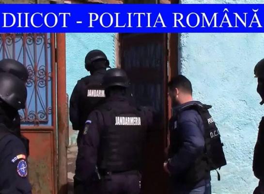 Un bătrân din Sebeş a fost legat în lanţuri şi ţinut într-un grajd de doi soţi care îl tratau ca pe un sclav (Video)
