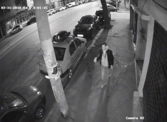 Piromanul din București care a dat foc la 8 mașini și un bloc a fost prins chiar în spatele unei secții de Poliție (Video)