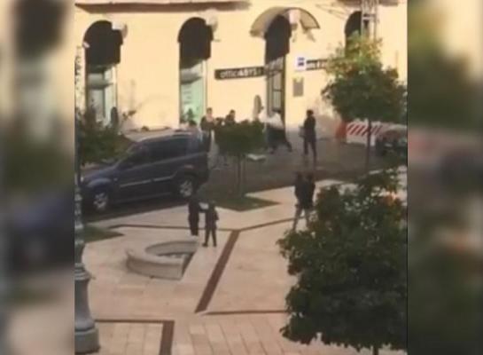 Scene incredibile într-o piață din Italia! Un tânăr a fost rupt în bătaie de șase români (Video)