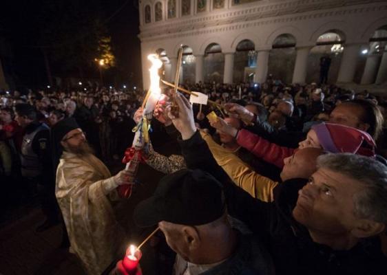 Lumina Sfântă a ajuns în România, adusă cu avionul de la Ierusalim de o delegaţie a Bisericii Ortodoxe