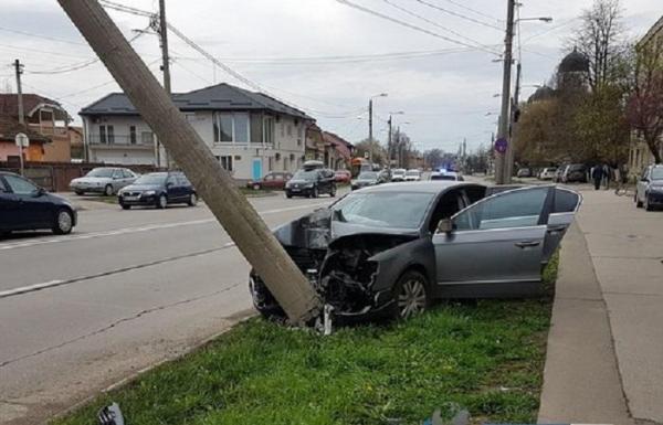 Imagini șocante la Satu Mare! Un șofer care se întorcea din străinătate a adormit la volan, a intrat pe contrasens și s-a oprit într-un stâlp