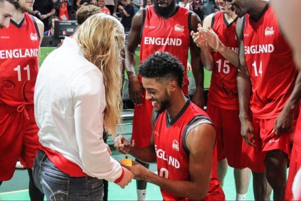Cerere în căsătorie la meciul de baschet Anglia-Camerun. Doi sportivi ai lotului britanic s-au logodit pe teren (Video)