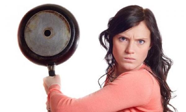 O femeie din Harghita şi-a bătut soţul cu tigaia, până l-a băgat în spital