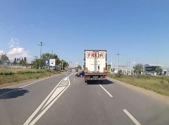 O şoferiţă a scăpat cu viaţă după ce a luat faţa unui TIR