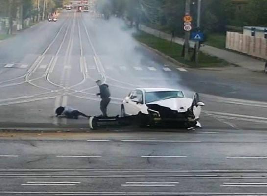 Accident violent într-o intersecţie din Iaşi, surprins de camerele de supraveghere