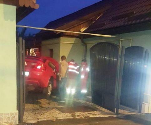 Un șofer din Baia Mare a zburat peste un sens giratoriu și a aterizat în curtea unei case