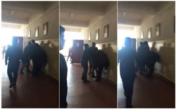 Doi elevi de la o şcoală din Botoşani au fost băgaţi în toaletă de mama unei colege