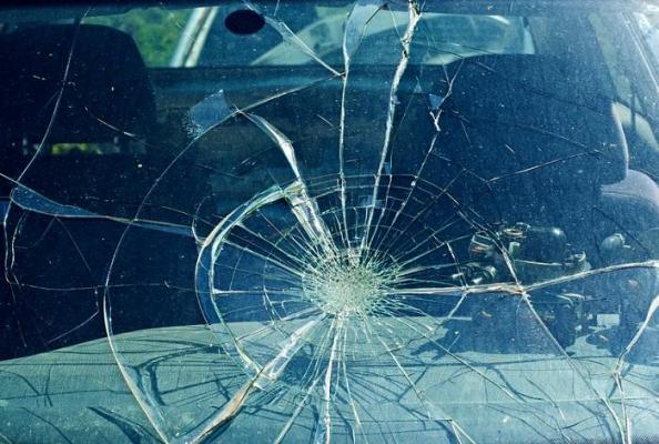 Accident mortal în Bucureşti. Un bărbat care traversa neregulamentar a fost izbit de o maşină