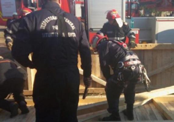 Trei persoane căzute în staţia de epurare de la Însurăţei, din Brăila. Pompierii încearcă să le salveze