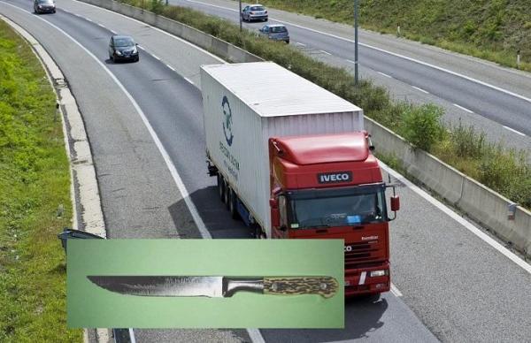 Un tirist român a blocat un automobil pe o şosea din Italia, apoi s-a dat jos şi l-a atacat pe şofer cu un cuţit