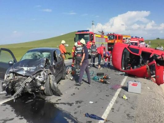 Impact devastator în accidentul de la Braşov. Doi tineri au fost aruncaţi prin geamurile maşinii şi au murit pe loc