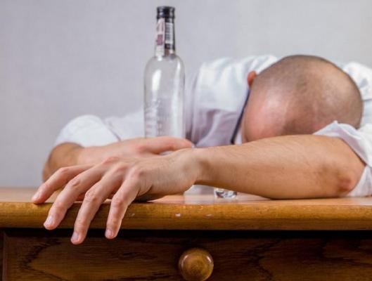 Alcoolemie uriaşă la Galaţi. Un bărbat a ajuns în stare foarte gravă la spital după ce a băut toată ziua