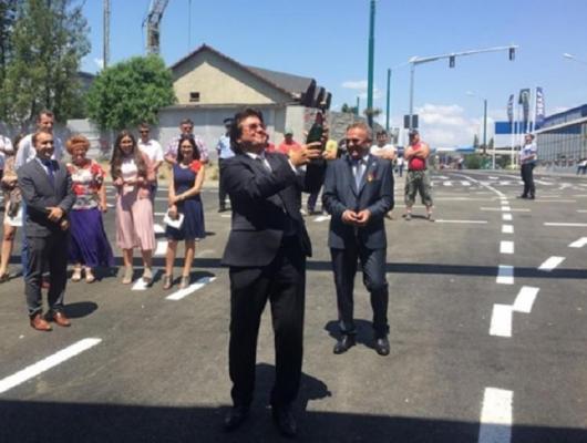 Primarul Nicolae Robu a deschis şampania la inaugurarea străzii Popa Şapcă
