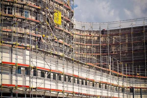 Comisia Europeană impune noi reguli de construcție pentru blocurile și clădirile de birouri din România